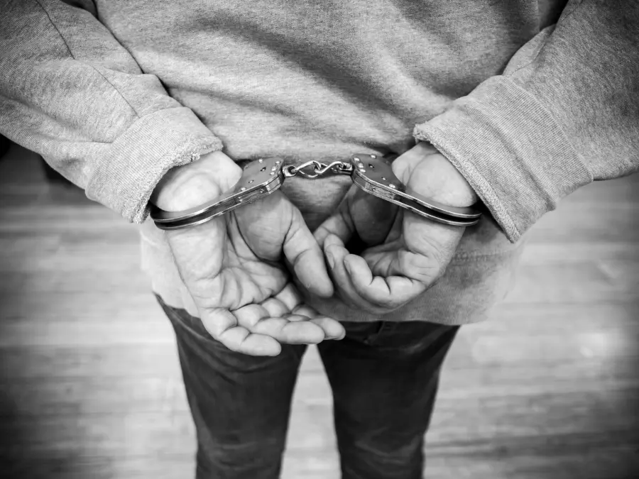 Gallarate, aggredisce ex compagno e anziano: donna in carcere