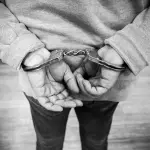 Gallarate, aggredisce ex compagno e anziano: donna in carcere