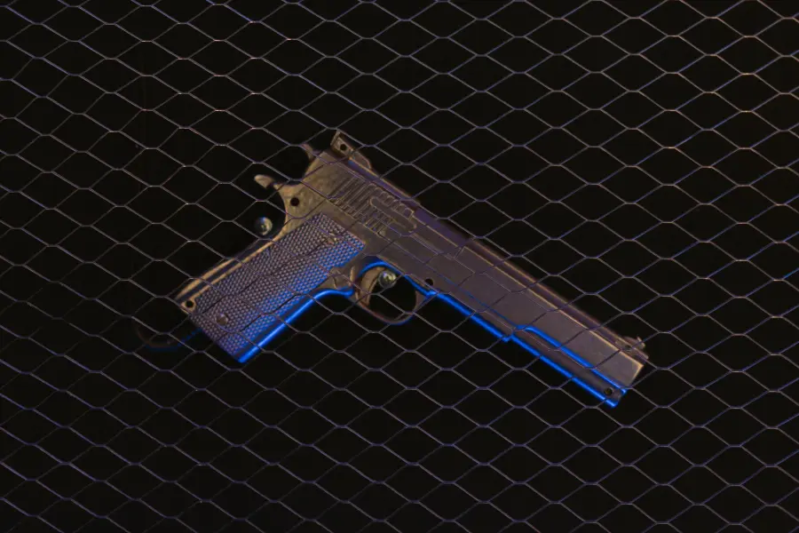 Gallarate, minaccia un poliziotto con una pistola replica: denunciato