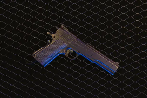 Gallarate, minaccia un poliziotto con una pistola replica: denunciato