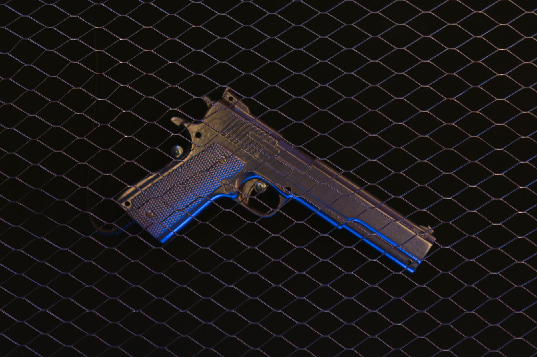 Gallarate, minaccia un poliziotto con una pistola replica: denunciato