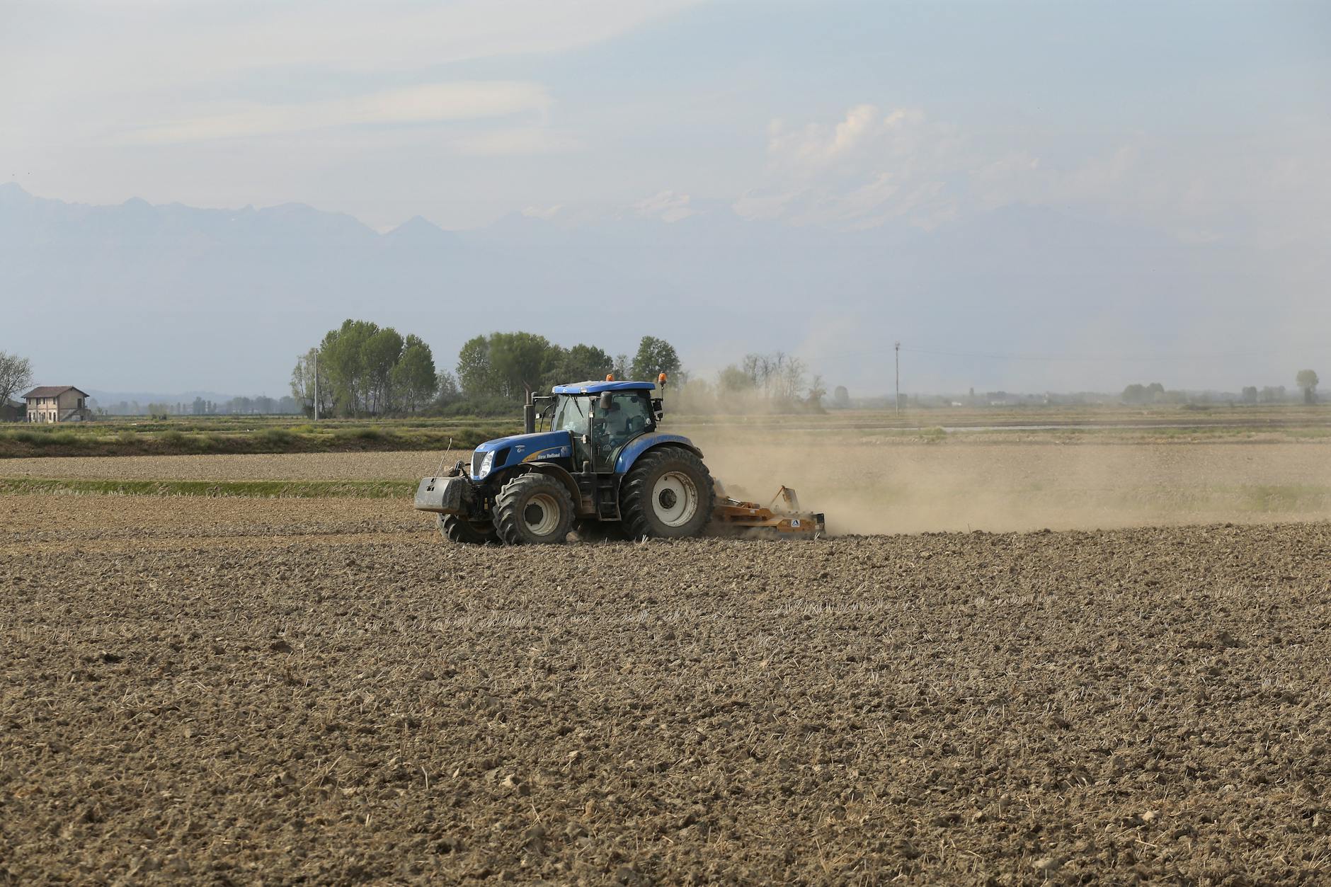 Giovani agricoltori in Lombardia, bando da 755mila euro per il 2026